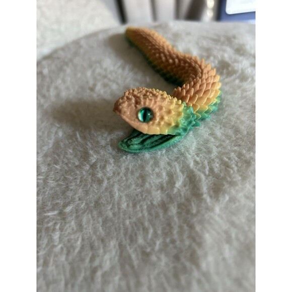 3D Printed Articulated Ombre Viper Snake. Fidget Toy. - Picture 4 of 9